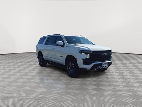 Certified 2023 Chevrolet Suburban Z71 w/ Luxury Package AWD/4WD image 3