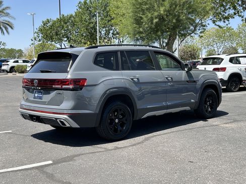Used 2025 Volkswagen Atlas Peak Edition SE AWD/4WD image 4