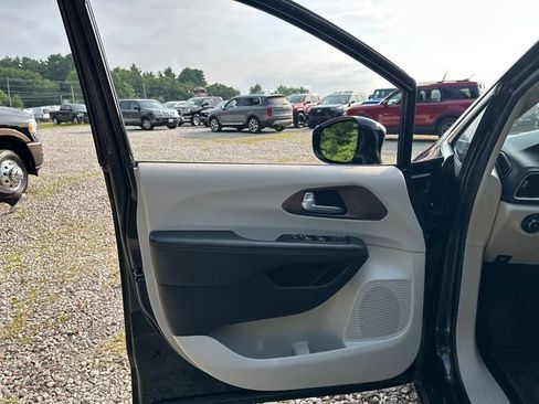 Used 2017 Chrysler Pacifica Touring-L FWD image 22