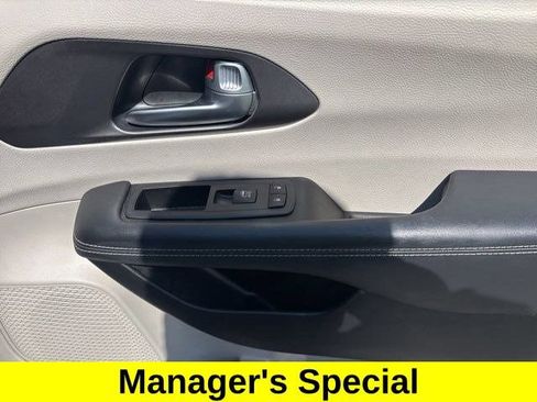 Used 2024 Chrysler Pacifica Touring-L FWD image 39