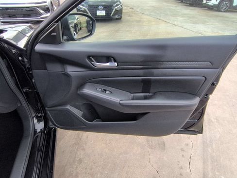 Used 2025 Nissan Altima 2.5 SV FWD image 32