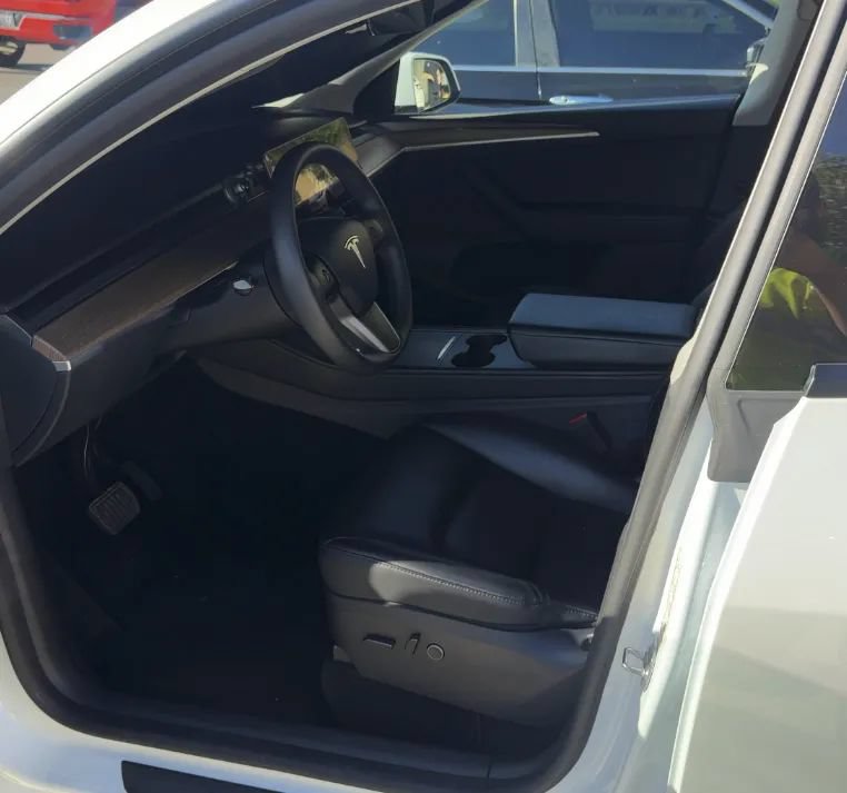 Used 2025 Tesla Model Y Long Range RWD image 3