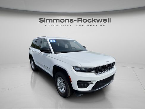 Used 2024 Jeep Grand Cherokee Laredo w/ Luxury Tech Group I AWD/4WD image 7
