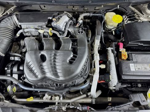 Used 2017 Jeep Cherokee Latitude w/ Comfort/Convenience Group image 40