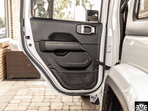 Used 2019 Jeep Wrangler Unlimited Sahara w/ Safety Group image 33