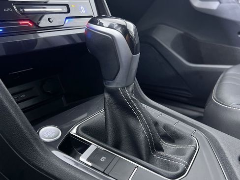 Used 2024 Volkswagen Tiguan SE image 19