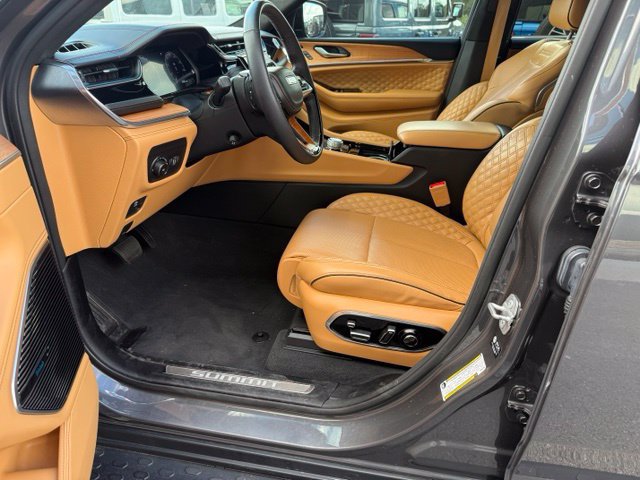 Used 2023 Jeep Grand Cherokee L Summit AWD/4WD image 9