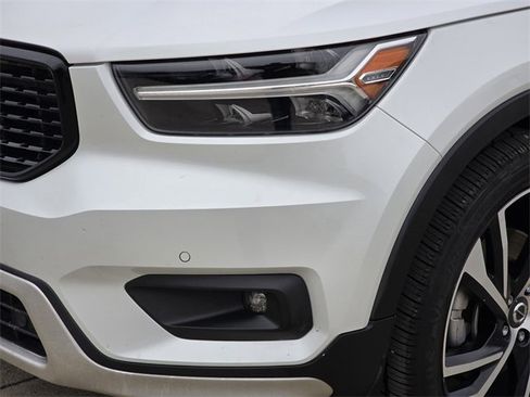 Used 2020 Volvo XC40 T4 R-Design image 6