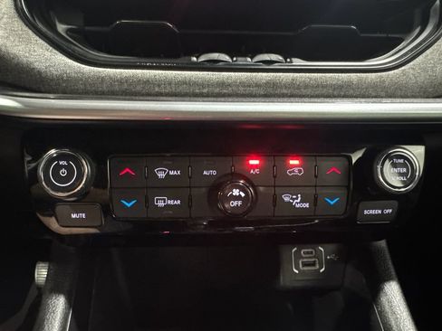 Used 2025 Jeep Compass Latitude w/ Sun & Sound Group AWD/4WD image 34