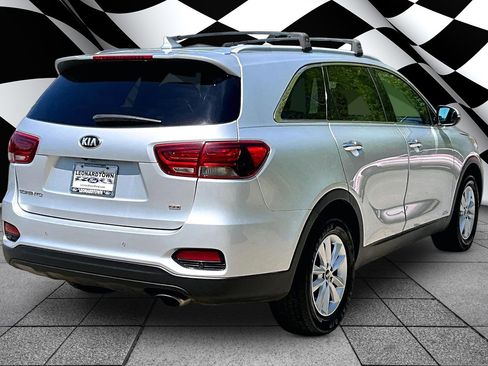 Used 2019 Kia Sorento LX w/ LX Convenience Package image 2