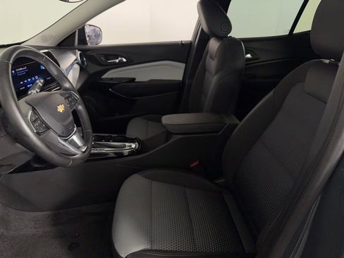 Used 2025 Chevrolet Trax LT w/ LT Convenience Package FWD image 21