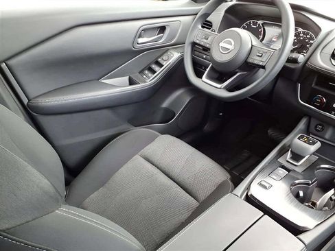 Used 2024 Nissan Rogue SV image 9