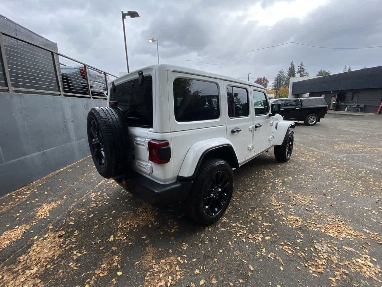 Used 2024 Jeep Wrangler Unlimited Sahara AWD/4WD image 6