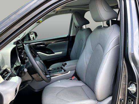 Used 2022 Toyota Highlander Limited FWD image 8