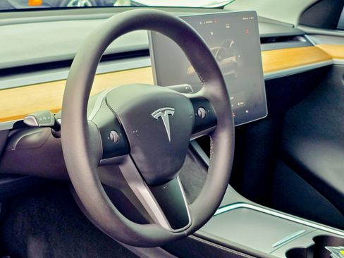 Used 2024 Tesla Model Y Long Range image 7