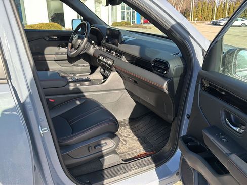 Used 2025 Honda Pilot TrailSport image 19