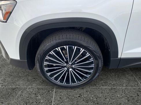 Used 2025 Volkswagen Taos SE image 14