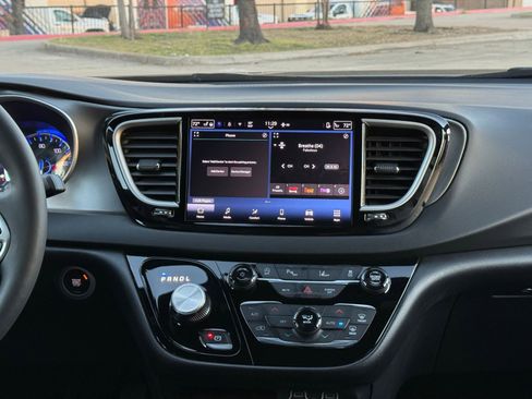 Used 2025 Chrysler Pacifica Select image 20