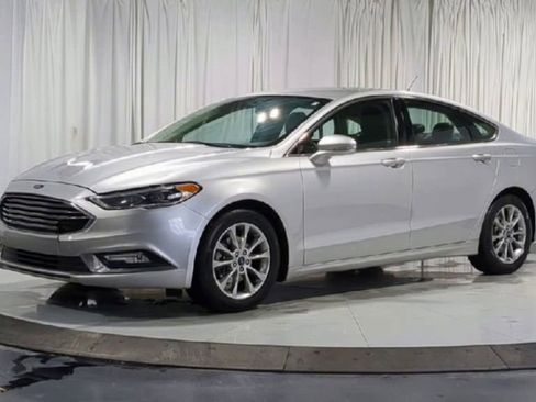 Used 2017 Ford Fusion SE w/ Fusion SE Technology Package image 5