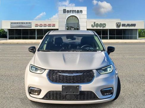 Certified 2024 Chrysler Pacifica Touring-L image 5