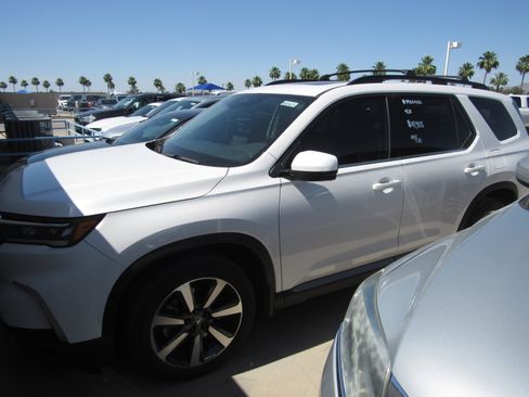 Used 2024 Honda Pilot Touring image 1