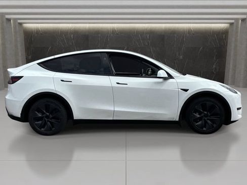 Used 2024 Tesla Model Y Long Range AWD/4WD image 7