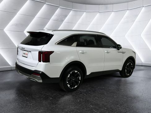 Used 2025 Kia Sorento S w/ Panoramic Sunroof Package FWD image 4