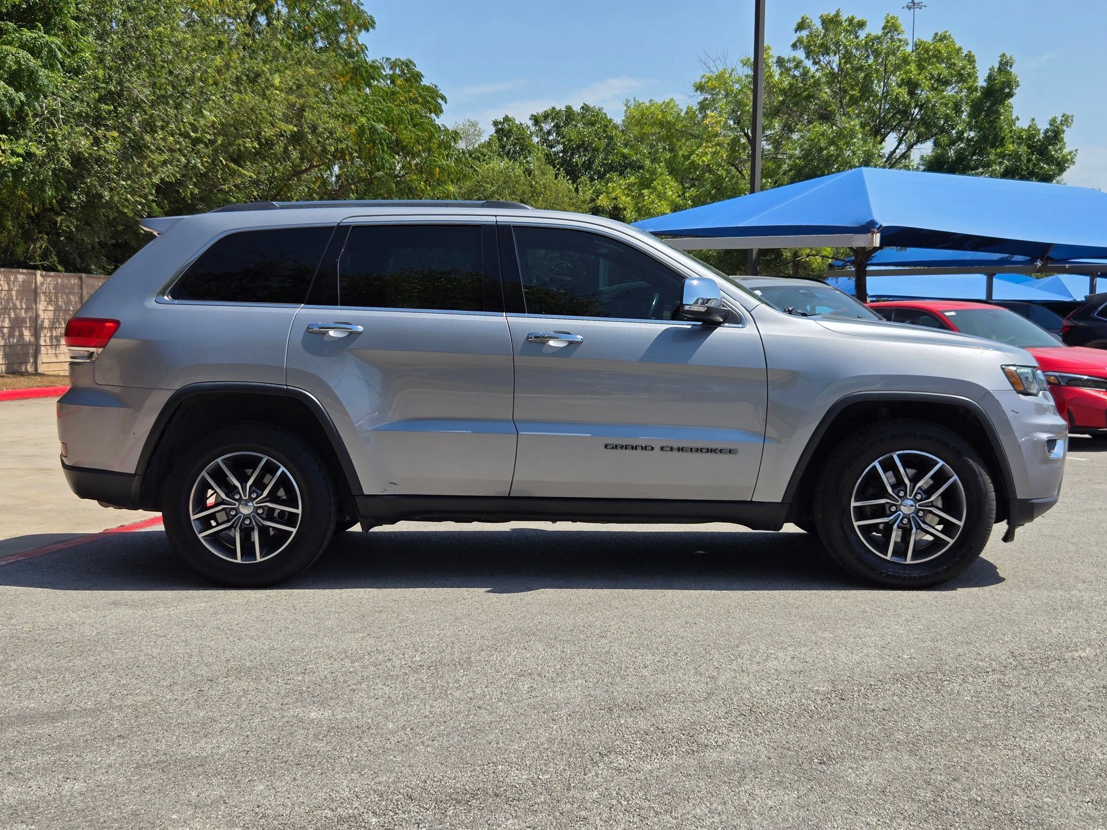 Used 2018 Jeep Grand Cherokee Limited w/ Luxury Group II RWD image 2