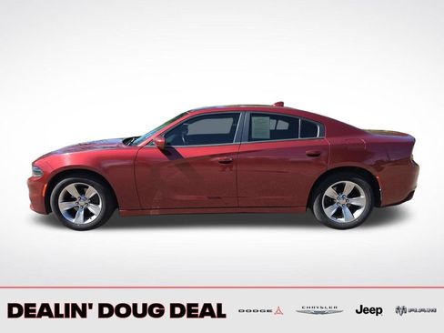 Used 2017 Dodge Charger SXT RWD image 2