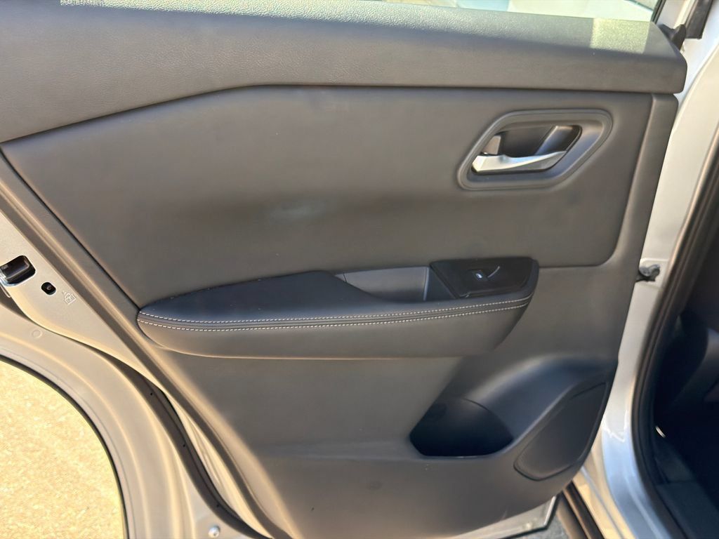 Used 2025 Nissan Rogue SV FWD image 21