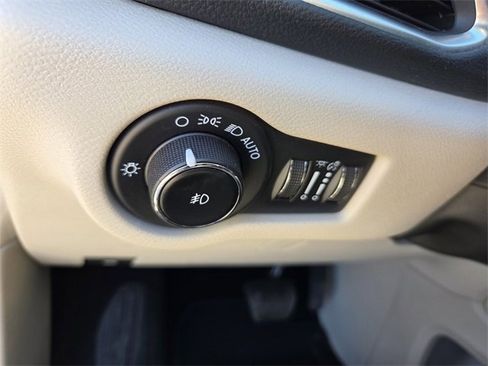 Certified 2023 Chrysler Pacifica Limited image 28