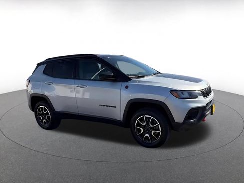 Used 2025 Jeep Compass Trailhawk AWD/4WD image 2