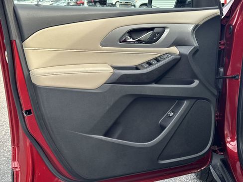 Used 2023 Chevrolet Traverse LT w/ Rear Camera Mirror Package image 14