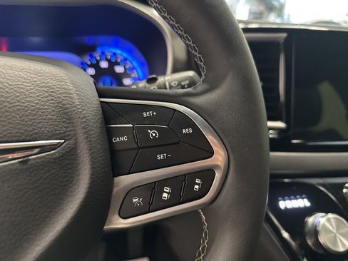 Used 2025 Chrysler Pacifica Select image 19