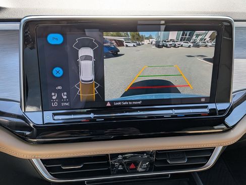 Used 2025 Volkswagen Atlas Cross Sport SE image 23