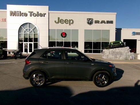 Used 2024 Hyundai Venue SEL FWD image 4