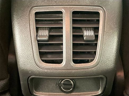 Used 2015 Ford Taurus SEL image 23