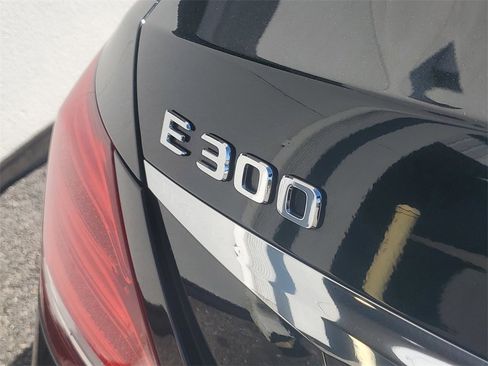 Used 2018 Mercedes-Benz E 300 4MATIC w/ Premium 1 Package image 7