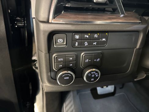 Used 2025 Chevrolet Suburban Z71 AWD/4WD image 18