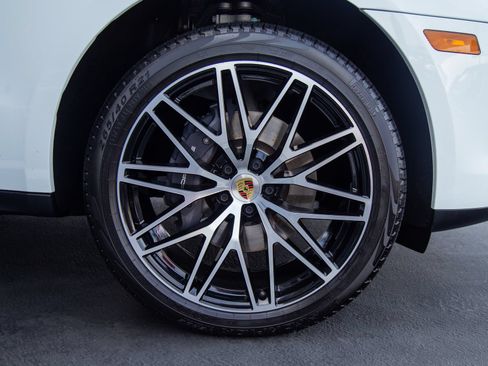 Certified 2026 Porsche Macan AWD/4WD image 12