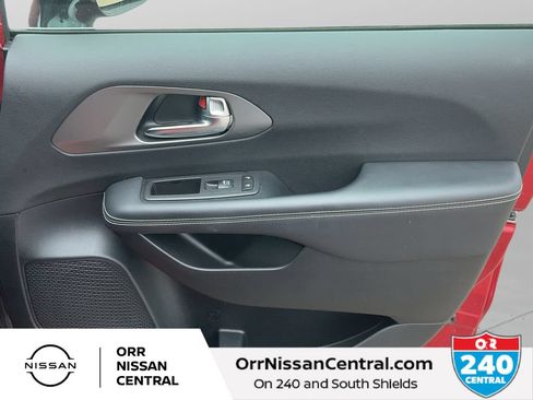 Used 2025 Chrysler Pacifica Select FWD image 10