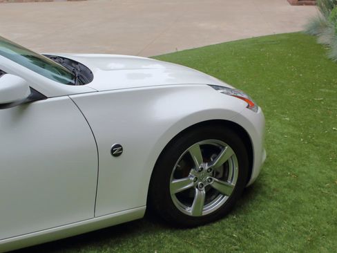 Used 2009 Nissan 370Z Touring RWD image 19