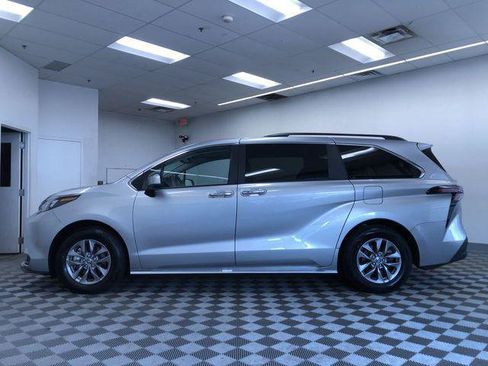 Certified 2025 Toyota Sienna XLE FWD image 11