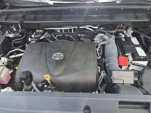 Used 2022 Toyota Highlander LE AWD/4WD image 10