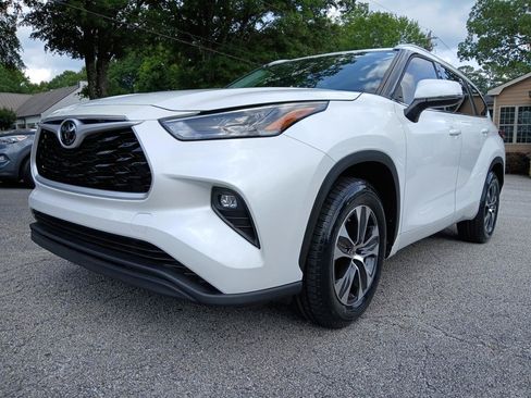 Used 2022 Toyota Highlander XLE FWD image 2