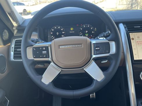 New 2025 Land Rover Discovery Metropolitan Edition image 13