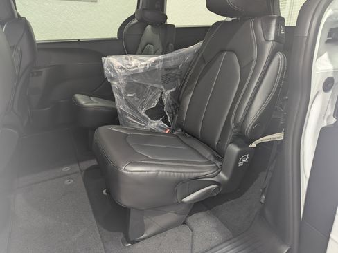 New 2026 Chrysler Pacifica Select image 12