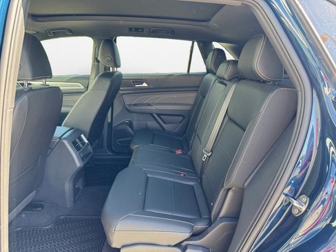 Used 2023 Volkswagen Atlas Cross Sport SE w/ Panoramic Sunroof Package image 16