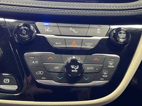 Used 2022 Chrysler Pacifica Touring-L image 17