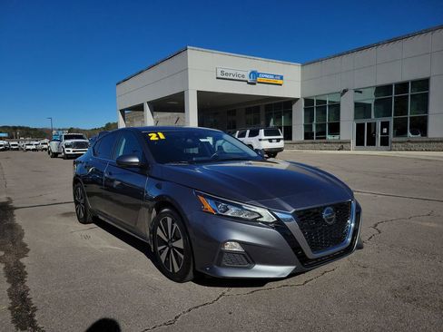 Used 2021 Nissan Altima 2.5 SV w/ SV Premium Package image 1